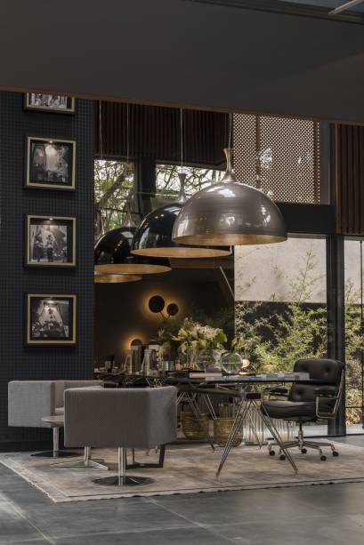CASACOR Paraguai: Hyline -Tona Ruggero, Desiree Dumot, Tamara Napout e Bibiana Escanciano. Ao mesmo tempo que a arquitetura é sóbria e elegante, a natureza traz a sua vida e simplicidade ao projeto. Neste espaço dedicado ao trabalho, as arquitetas aproximaram o conforto e o intimismo do design moderno dentro desse espaço de vidro a tranquilidade do verde que o circunda.