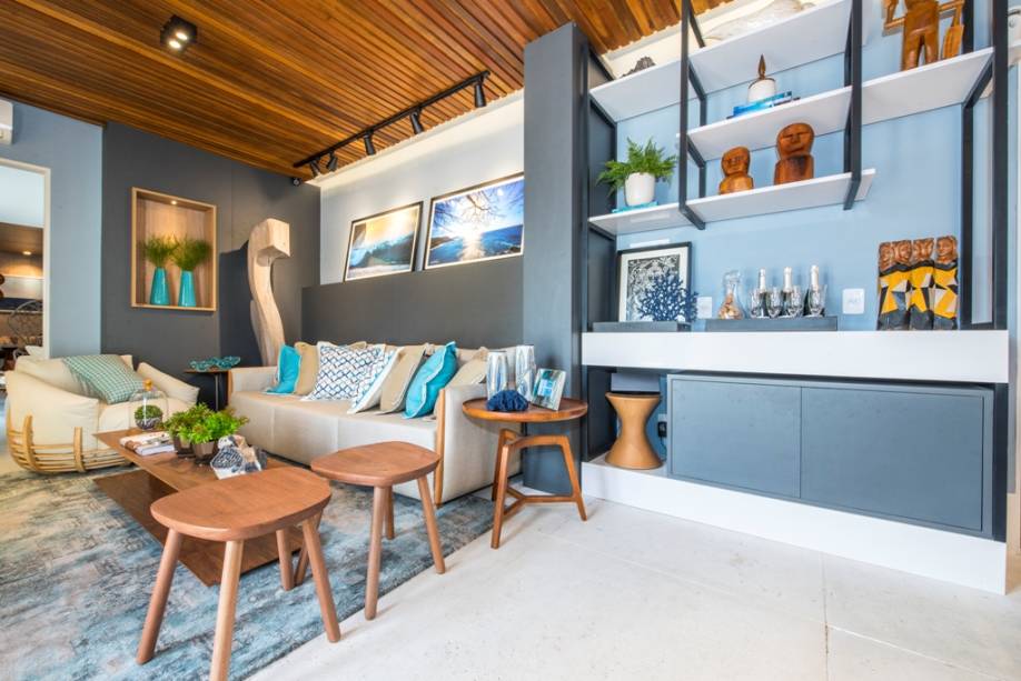 CASACOR RN: No Living da Praia, Isnara Gurgel escolheu cada objeto de decoração e mobiliário com tamanho proporcional ao ambiente, condizente também com a atmosfera litorânea. Bancos, puff e sofá se organizam no pequeno espaço e acolhem, de forma confortável, alguns convidados.