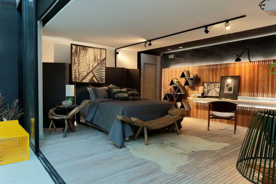 CASACOR Alagoas. <span>Garagem do pescador Renault - Alerson Lisboa e Carla Marques. O design afetivo e a arquitetura vernacular formam uma dupla imbatível para homenager a cultura e a economia pesqueira alagoana. Artefatos de pescaria que pertenceram ao avô do arquiteto integram os objetos de decoração. As pedras naturais, a madeira e a vegetação regional permeiam todo o espaço. Placas para a captação de energia solar e luminárias feitas a partir de resíduos reforçam o caráter sustentável do ambiente.</span>