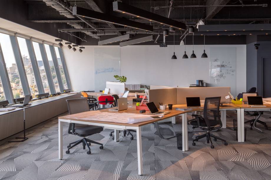 CASACOR Rio de Janeiro. <span>9º andar - RAF Arquitetura. No 9º andar do AQWA Corporate, a CASACOR Rio ocupa todo o piso, onde o escritório que o assina traz espaços voltados para empresas. Unindo a mais alta tecnologia com design, são apresentados três ambientes corporativos. Neste da foto, é uma apresentação de uma área com 400 m², pronta para ser ocupada por uma organização. Neste local há mobiliário da empresa suíça Vitra e conta com sala de reuniões e café.</span>
