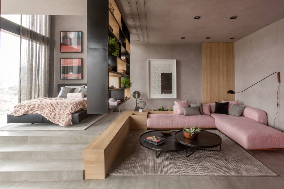 <span>CASACOR RJ 2017: Ap. Y. - </span><span>Monique Pampolha e Hannah Cabral. </span><span>No quarto, os quadros do </span><span>Studio Grabowsky.</span><span> </span>