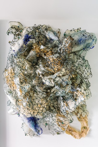 Joan Hall - Uma das mais importantes artistas de papel nos Estados Unidos, Hall evidencia em colagens e esculturas suas experiências e pensamentos de maneira incomum e direta, refletindo sempre sua preocupação com o meio ambiente. Através do uso de resina, plástico e outros objetos naturais e artificiais coletados das praias do oceano, ela reinventa qualquer senso de perspectiva tradicional, assim como as próprias águas não oferecem pistas de navegação óbvias além do horizonte infinito.