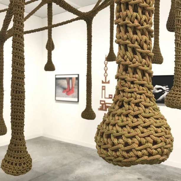 Obra do brasileiro Ernesto Neto. O artista ganhou destaque internacional por suas intervenções em lycra, algodão e poliamida que remetem à organicidade.