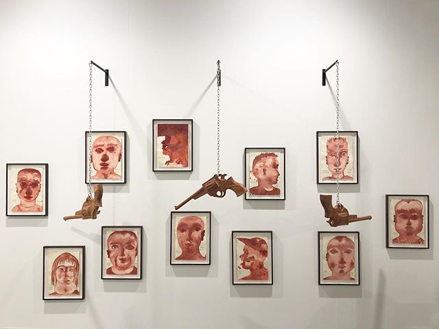 Galeria Stevenson: obra do artista camaronense Barthélémy Toguo. Além de pintura, Toguo trabalha com fotografia, impressões, escultura e vídeo.