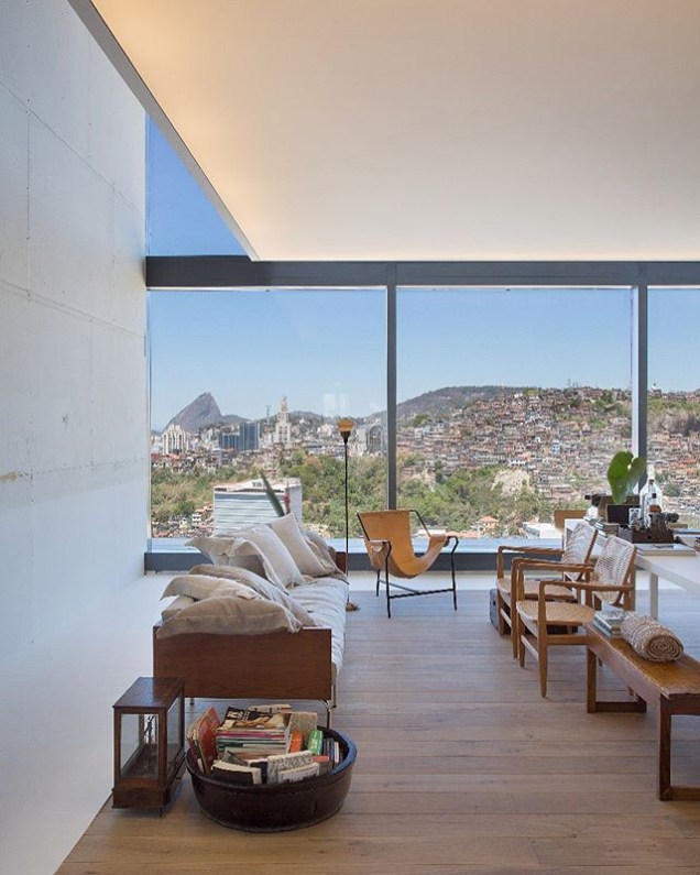 CASACOR Rio de Janeiro. Loft Cosmopolita - Alessandro Sartore, Arthur Falcão, Fabiana Gonçalves e João M.Schiewe. Foi buscando criar um espaço perfeito para qualquer parte do mundo que os profissionais projetaram o Loft Cosmopolita. Com design limpo e elegante, o ambiente sem paredes conta com quarto, sala, cozinha e banheiro. Destaque para o sofá Isay, de Isay Weinfeld, a poltrona 3 Pés de Lina Bo Bardi e a cadeira Oscar, de Sérgio Rodrigues.