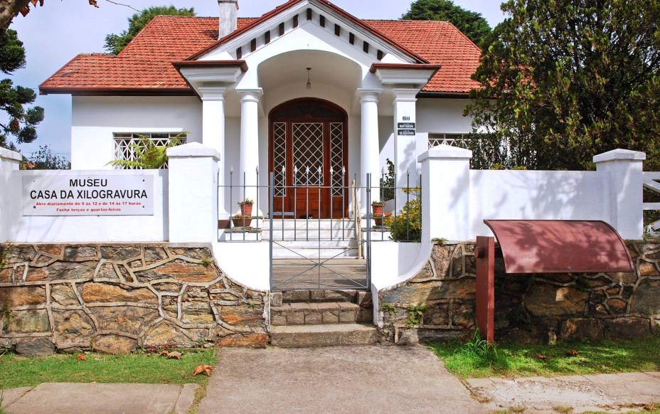 Casa da Xilogravura. Endereço: Av. Eduardo Moreira da Cruz, 295 - Jardim Jaguaribe. Telefone: (12) 3662-1832. Horário: Quinta a segunda (só fecha terça e quarta­feira): 9h às 12h e das 14h às 17h. Ingressos: R$ 4. Site: https://www.casadaxilogravura.com.br/