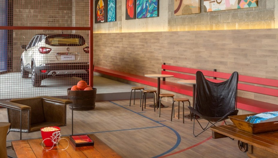 CASACOR Rio de Janeiro 2017. Art Garage Sports Bar Renault - Maurício Nóbrega. Para combinar com o clima urbano do espaço, o piso elevado, que suporta o carro em destaque, foi revestido com cerâmica que imita o cimento queimado.
