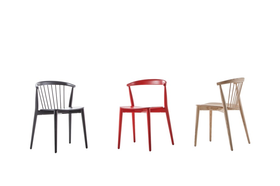 Newood, de Alberto Brogliato e Federico Traverso, para a Cappellini. Feita com madeira sólida, o produto acentua o charme do material, fazendo uma releitura contemporânea da Windsor. é a primeira cadeira empilhável feita 100% de madeira. Mesmo com um encosto sem as varas verticais,, o novo produto mantêm a relação entre espaços cheios e vazios.