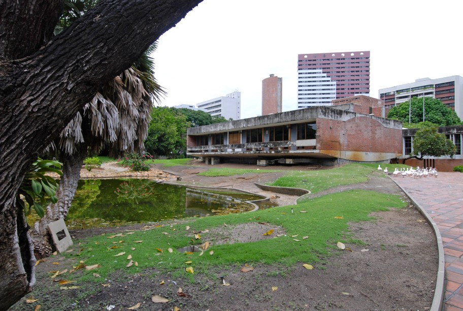 CASACOR Ceará 2018 e 2019. Por dois anos mostra ocorreu na Rua Visconde de Mauá, 1000, no bairro Aldeota. O terreno, de 10 mil m² de área, abriga uma residência e um prédio comercial, ambos projetados, em 1969, pelo arquiteto Acácio Gil Borsoi. Além das construções, o espaço possui um jardim de desenho original assinado pelo renomado Roberto Burle Marx.