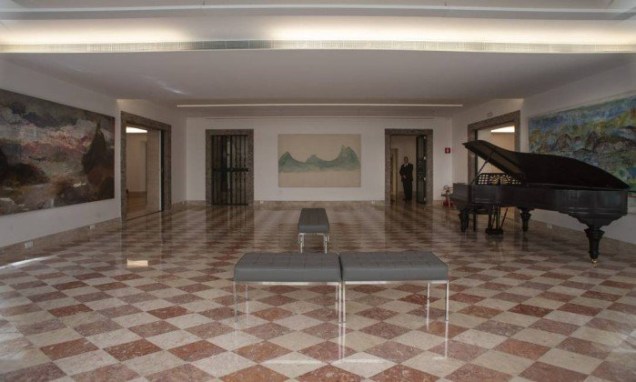 <span>Um dos salões do primeiro piso guarda o piano da família.</span><span></span> <span>Um dos salões do primeiro piso guarda o piano da família.</span><span></span>
