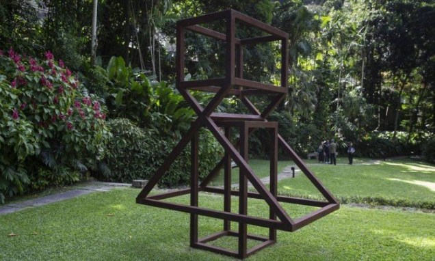 <span>A escultura de Raul Mourão instalada no jardim.</span><span></span> <span>A escultura de Raul Mourão instalada no jardim.</span><span></span>