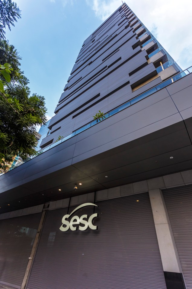 A fachada com rasgos horizontais rompe com a tipologia dos prédios da região. A fachada com rasgos horizontais rompe com a tipologia dos prédios da região.