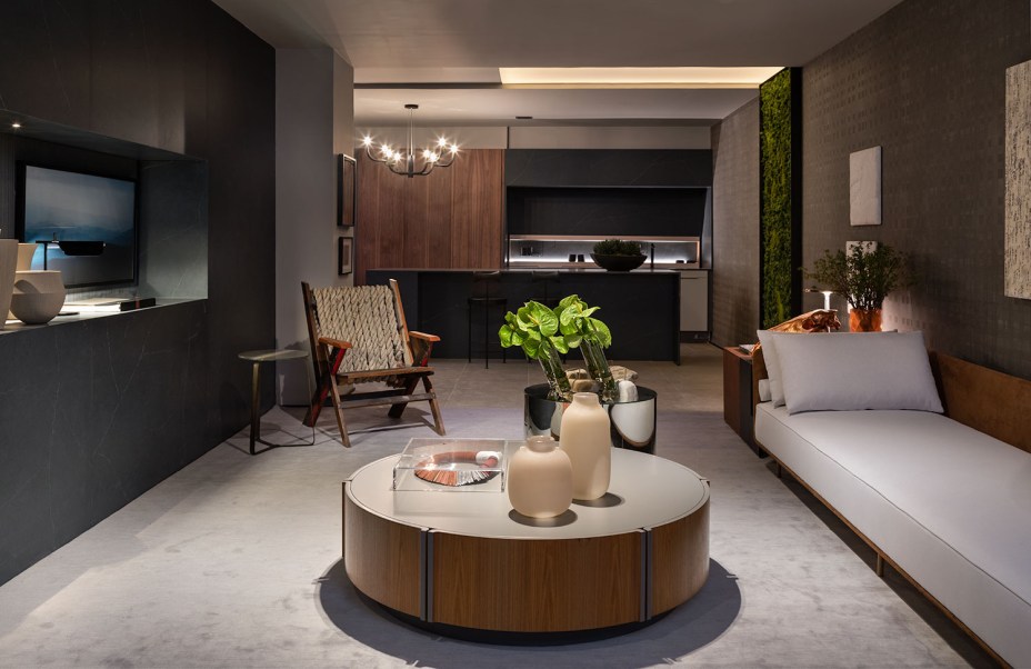 <span>CASACOR São Paulo 2018. Casa Essencial - Gustavo Martins. O ambiente em L abriga living, cozinha gourmet e canto de leitura. As paredes foram neutralizadas com tons sóbrios e intimistas, para favorecer o jardim vertical e as obras de arte. Como em um museu, podem ser contempladas de vários ângulos, da namoradeira.</span>