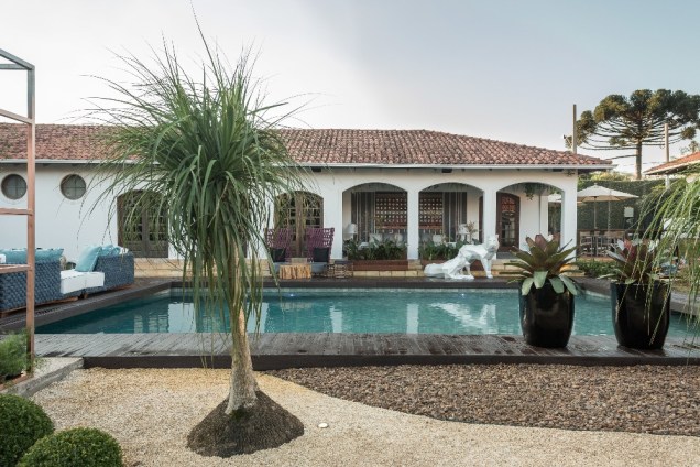 Jardim e Piscina - Guto Ciccarino e André Derckz. Obras de Marcos Vaandrade. Jardim e Piscina - Guto Ciccarino e André Derckz. Obras de Marcos Vaandrade.