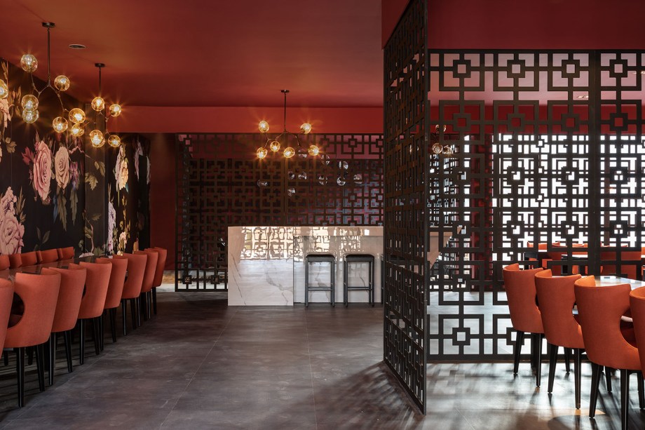 <span>Patrizia Genoveze e Guilherme Longo - Restaurante. O veludo e a madeira em tons terrosos conferem um apelo cênico ao espaço, que guarda referências do glamour de Las Vegas. O papel de parede floral não passa despercebido, desenhado pela dupla. Outro recurso visual interessante são os muxarabiês, que delimitam espaços sem perder a ventilação, além de promoverem um jogo visual com a iluminação. </span>
