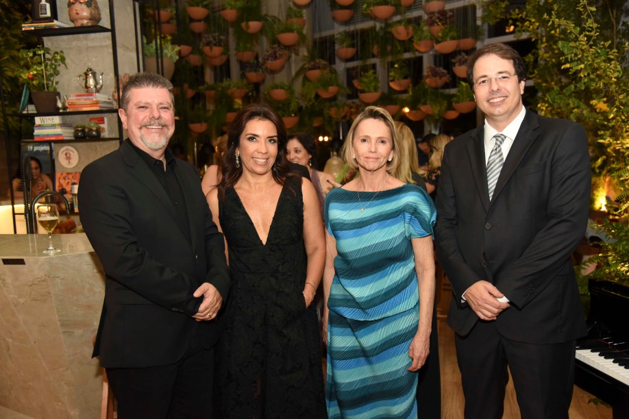 Rogério Markiewicz, Eliane Martins e Sheila de Podestá, diretoras da CASACOR Goiás, e Frank Guimarães Vaz
