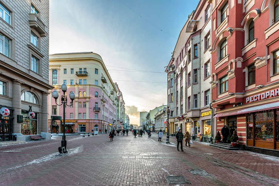 Já para os que preferem programas mais descontraídos, a <strong>Nova Rua Arbat</strong> pode ser uma boa pedida. Uma das mais antigas avenidas que sobreviveram às mudanças de Moscou, a via apresenta sua originalidade por concentrar diversos cafés, street art e ainda concentrar diversos artistas em cada esquina.