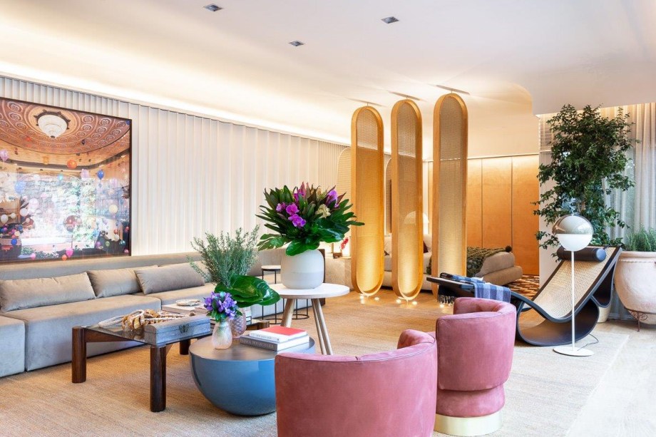 Flávia Gerab e Silvana Mattar - Boutique Residence 218. O jeito de morar da geração Y, conhecida como millenial, é representado em um layout ágil, que exalta o bom design e a integração. A cozinha é um dos ambientes, onde a estante foi invadida pelas plantas e o apelo natural se impõe ainda mais na parede em mármore.