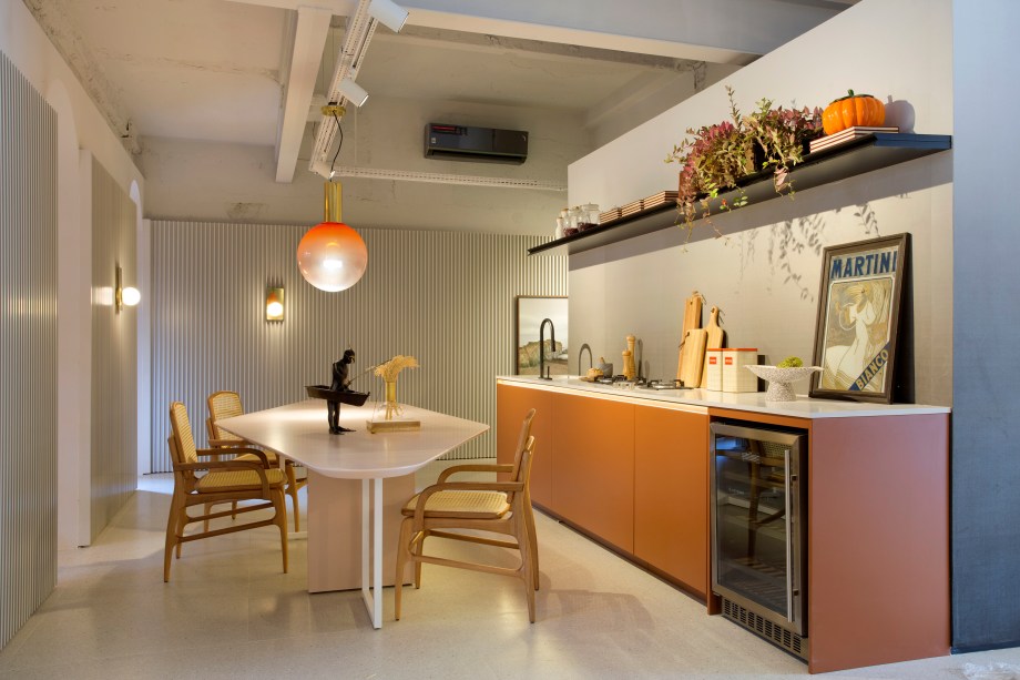 Leo Shehtman – Casa Arcos. <span>As cores usadas nos cômodos da casa – destacando o verde profundo, o azul análogo, os tons terrosos e suas variações – delimitam os ambientes integrados e envolvem o volume central mantendo a privacidade da casa de banho.</span>