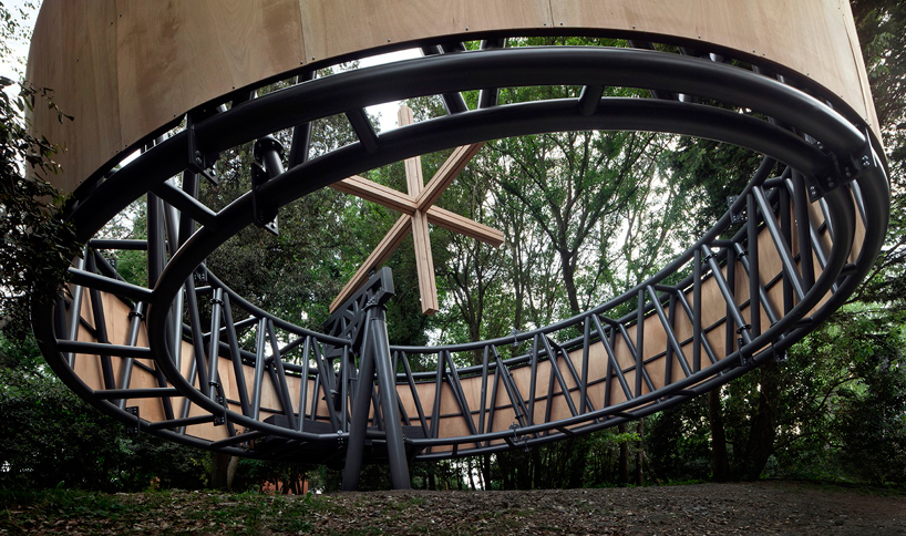 Javier Corvalán projetou a capela como uma secção transversal de um cilindro colocado em equilíbrio num ponto de apoio. Toda a estrutura é feita de aço, enquanto o cilindro não toca o solo – se a terra for sacudida ou se o vento soprar, a construção se move.