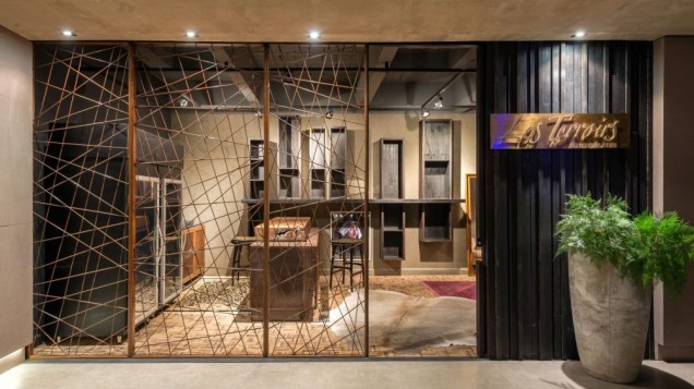 CASACOR Paraná 2016. Antônio Goulart, Anna Elisa Fontoura e Sandra Vidolin utilizam ripas de madeira carbonizada em seu espaço Les Terroirs du Monde, repleto de materiais naturais. CASACOR Paraná 2016. Antônio Goulart, Anna Elisa Fontoura e Sandra Vidolin utilizam ripas de madeira carbonizada em seu espaço Les Terroirs du Monde, repleto de materiais naturais.