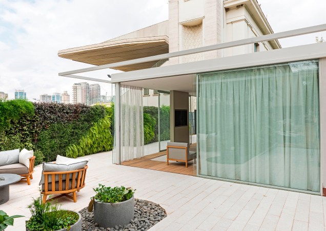 CASACOR SP 2017 - Casa de Vidro Renault pelo arquiteto Alexandre Dal Fabbro. Certificado de ambiente sustentável 2017. Construção em estrutura metálica com piso cimentício e carpete de madeira. Fechamentos em vidro e drywall. Desmontabilidade com aproveitamento dos materiais. CASACOR SP 2017 - Casa de Vidro Renault pelo arquiteto Alexandre Dal Fabbro. Certificado de ambiente sustentável 2017. Construção em estrutura metálica com piso cimentício e carpete de madeira. Fechamentos em vidro e drywall. Desmontabilidade com aproveitamento dos materiais.