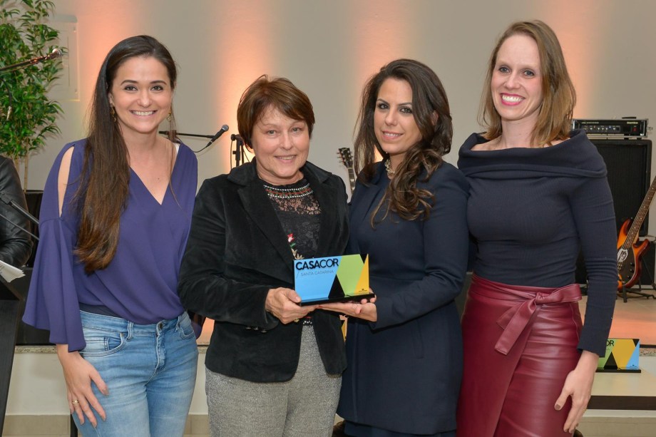 <strong>Ambiente de Melhor Uso Público</strong>: The PUB do Jazz ao Rock por Tatyana Muller, Mariana Marchiori e Juliane Gasparin, que recebem prêmio da jurada Denize Xavier.