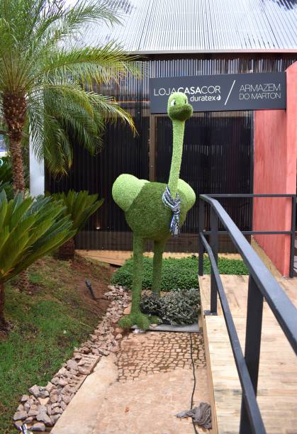 Na Loja CASACOR, os visitantes são recebidos por um avestruz feito de folha, em tamanho real. Na Loja CASACOR, os visitantes são recebidos por um avestruz feito de folha, em tamanho real.