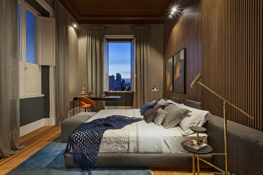 Meu Quarto - Fernando Cesar. O melhor dos dois mundos se unem: a arquitetura original do casarão e aspectos contemporâneos, como a coleção de obras de arte e mobiliários de designers consagrados. Formas arredondadas são recorrentes nas peças. Na parede da cama convivem duas versões da madeira, ripada e na forma de painel.
