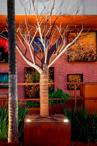 Jardim Cor de Cerrado - Gustavo Gall e Érica Cabral. Quinze espécies nativas e duas ornamentais compõe a flora desse ambiente. Para aproximar a natureza do urbano e industrial, uma árvore de aço corten e paineis raiz une os estilos.