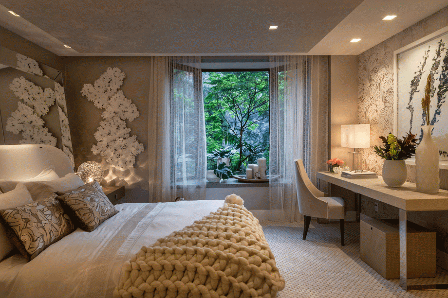 Suíte do casal - Claudia Pimenta e Patricia Franco. Para um jovem casal de empresários, uma suíte relaxante e com todas as multifunções que um quarto pode ter. Cores neutras e clarinhas são ideais para destacar a riqueza de texturas, como no papel de parede em veludo bege, com padronagem de costela-de-adão, o piso de carpete e a manta em crochê sobre a cama.