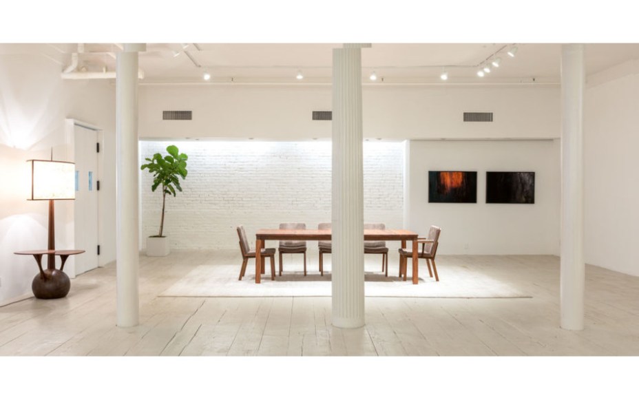 Espasso - 186 Franklin St. Peças de Design de Carlos Motta são lançadas na exposição ESPASSO+Motta. CJ1 é o nome da primeira linha exclusiva, desenvolvida pelo Atelier Carlos Motta. As peças são: cadeira de jantar, mesa de jantar, sofá, mesa de café, poltrona e cadeira de jantar com braço.