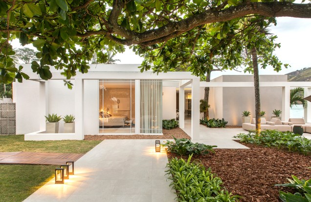 CASACOR Espírito Santo - Refúgio do Tenista, de Cristine Locatelli. O design moderno marca a construção de 170 m², com estrutura metálica e fechamentos em vidro. Aqui, a fachada livre é usada, com abertura máxima para o externo. CASACOR Espírito Santo - Refúgio do Tenista, de Cristine Locatelli. O design moderno marca a construção de 170 m², com estrutura metálica e fechamentos em vidro. Aqui, a fachada livre é usada, com abertura máxima para o externo.