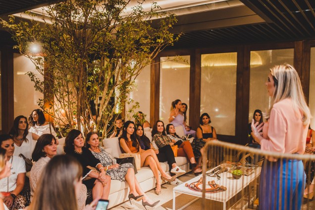 Renata Queiroz à frente da conversa com os convidados. Renata Queiroz à frente da conversa com os convidados.