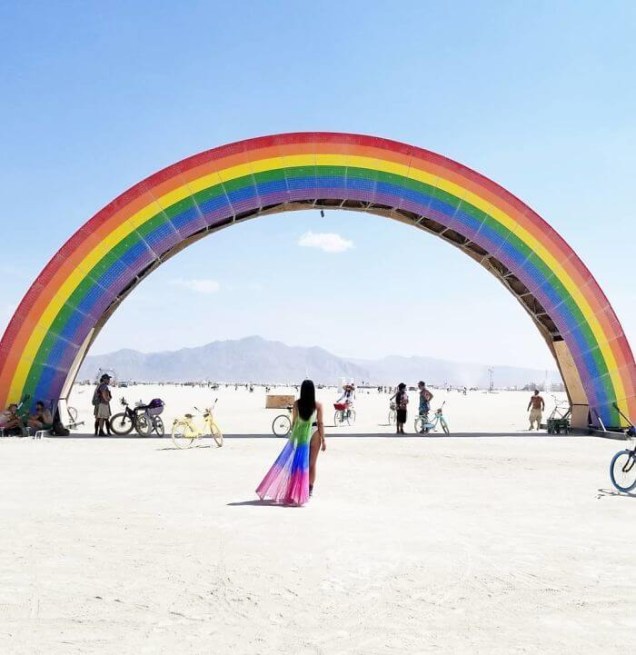 The Rainbow Bridge - Josh Zubkoff. Com nove metros de altura, a escultura é cobertura por luzes de LED multicoloridas. Revestida com painéis de madeira, pintados com as cores do arco íris, as luzes acendem de acordo com o som que está tocando.