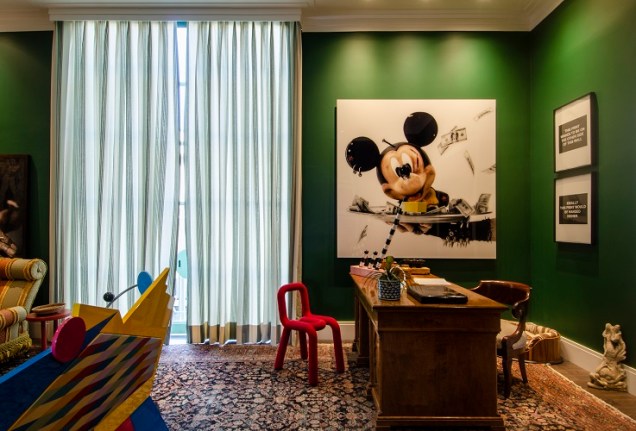 CASACOR São Paulo 2018: Cabinet Extraordinaire por Luiz Otávio Debeus. Um quadro com o personagem é uma obra <span> do artista francês Gérard Rancinan e emoldura uma das principais paredes do ambiente. </span> CASACOR São Paulo 2018: Cabinet Extraordinaire por Luiz Otávio Debeus. Um quadro com o personagem é uma obra <span> do artista francês Gérard Rancinan e emoldura uma das principais paredes do ambiente. </span>