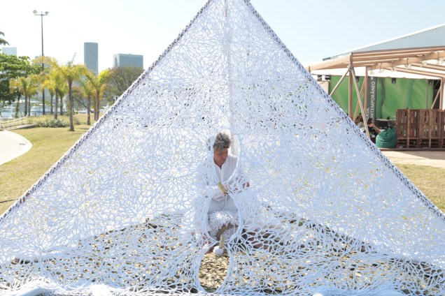 Performance “Estrela Terra Vibra Nois. Todos Somos Nós” de Ernesto Neto. Trata-se de uma “esculturacura” feita de crochê com algodão, bambu, areia, quartzo, juta, folhas secas e folhas de louro. Performance “Estrela Terra Vibra Nois. Todos Somos Nós” de Ernesto Neto. Trata-se de uma “esculturacura” feita de crochê com algodão, bambu, areia, quartzo, juta, folhas secas e folhas de louro.