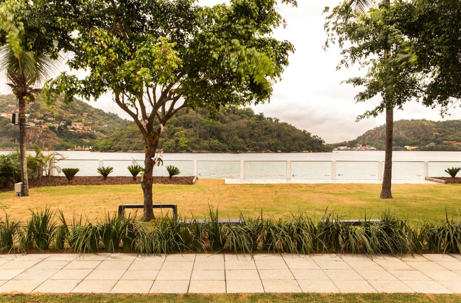 Praça CASACOR - Luiz Cancio. O espaço com 600 m² faz a conexão entre diversos ambientes. Mas, além de um local de passagem, estimula a convivência e o descanso, convidando à reflexão diante do mar sereno. Os elementos vegetais existentes foram preservados e novas espécies foram introduzidas, definindo o espaço e liberando a área central para a livre circulação.