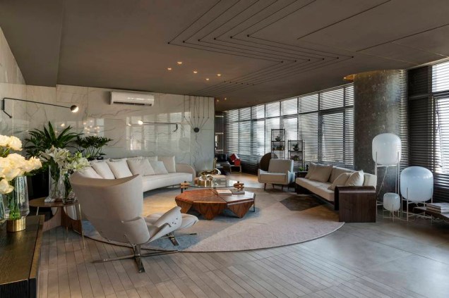 Na CASACOR Goiás, o Living 5, de Ana Paula Castro e Sanderson Porto, a mesa de centro Pétala compõe o mobiliário. Na CASACOR Goiás, o Living 5, de Ana Paula Castro e Sanderson Porto, a mesa de centro Pétala compõe o mobiliário.