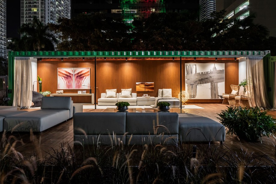 Container House - Leo Shehtman. Neste espaço contemporâneo e descontraído, Shehtman constrói com dois contêineres uma casa emoldurada por um jardim ao ar livre. Ao invés de criar paredes e divisórias concretas, o profissional opta por cortinas, que filtram a luz do sol e não separaram totalmente os ambientes. No interior, móveis de madeira são dispostos com peças mais clássicas. Já na área externa, móveis baixos e confortáveis são perfeitos para uma tarde de sol com convidados.