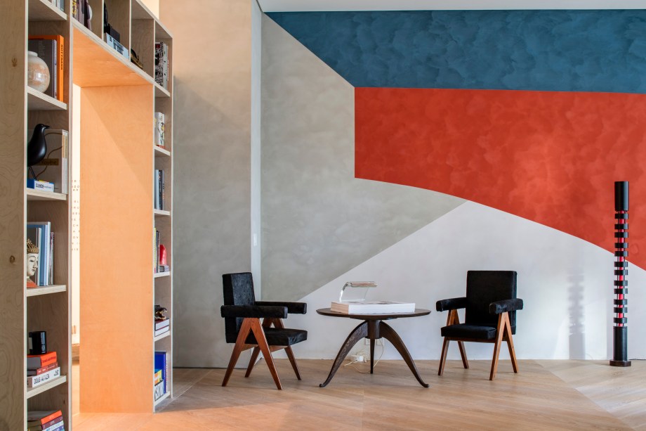An Architect’s Room - D’Apostrophe Design Inc. Uma ode à obra de Le Corbusier, este espaço de estudo para um arquiteto baseia-se fortemente no estilo moderno do século XX. As cores do ambiente fazem referência ao esquema ousado da Maison La Roche, a villa parisiense Corbu criada em 1923. Os materiais são sóbrios: o piso de carvalho branco, a cor branca nas paredes, madeira e linho. A mesa de concreto redonda suspensa pode receber reuniões e encontros e dá aoc espaço um sabor modernista ainda mais forte.