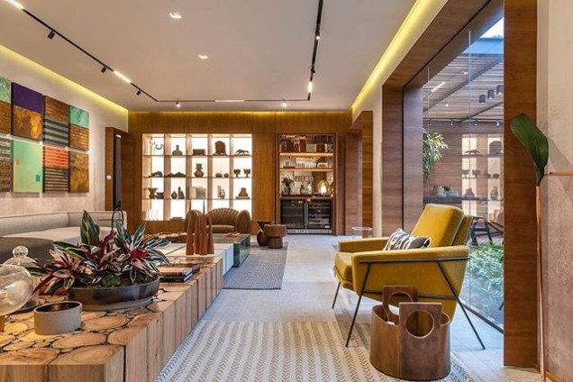 O Living, da CASACOR Espírito Santo, projeto de Kássio Fontoura e Marcela Grasseli, utiliza a Poltrona Helena no estar. O Living, da CASACOR Espírito Santo, projeto de Kássio Fontoura e Marcela Grasseli, utiliza a Poltrona Helena no estar.