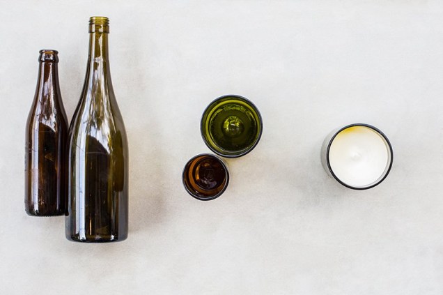 Velas de vidro feitas a partir de garrafas de vinho cortadas, que queimam bio-cera criada a partir do óleo de cozinha usado no próprio restaurante. Velas de vidro feitas a partir de garrafas de vinho cortadas, que queimam bio-cera criada a partir do óleo de cozinha usado no próprio restaurante.