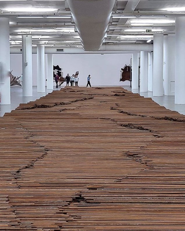 Exposição Raíz do artista comtemporaneo chinês Aí Weiwei, na Oca do Ibirapuera. Engajado, o artista usou nesta obra os vergalhões de uma escola destruída por um terremoto que matou mais de 5 mil criancas. Exposição Raíz do artista comtemporaneo chinês Aí Weiwei, na Oca do Ibirapuera. Engajado, o artista usou nesta obra os vergalhões de uma escola destruída por um terremoto que matou mais de 5 mil criancas.