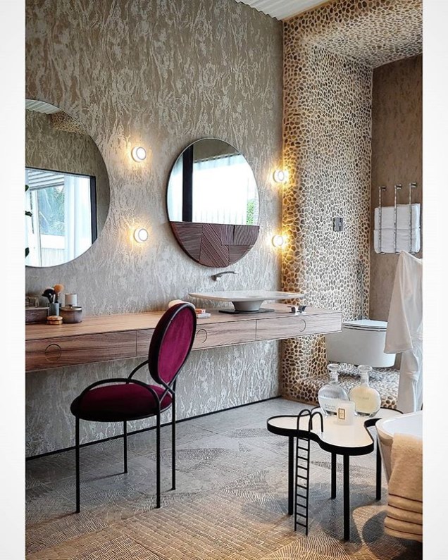Um clima feminino e cheio de charme no banheiro do Loft Esgrima, de Júnior Torezani e Victor Sarcinelli. Destaque da CASACOR Espírito Santo. Um clima feminino e cheio de charme no banheiro do Loft Esgrima, de Júnior Torezani e Victor Sarcinelli. Destaque da CASACOR Espírito Santo.