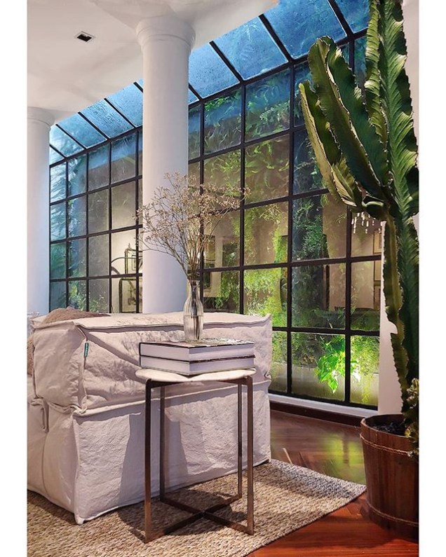 Detalhe da bay Window da Nossa Casa, um show room fechado nos Jardins, em São Paulo, que reúne móveis da Toque da Casa, tapetes da DomDaqui e luminárias da Luminata. Detalhe da bay Window da Nossa Casa, um show room fechado nos Jardins, em São Paulo, que reúne móveis da Toque da Casa, tapetes da DomDaqui e luminárias da Luminata.