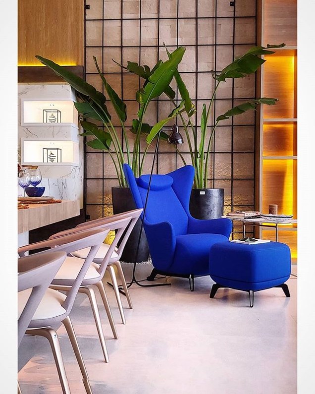 A poltrona azul de Jader Almeida é um ponto focal no ambiente de Letícia Finamore na CASACOR Espírito Santo. A poltrona azul de Jader Almeida é um ponto focal no ambiente de Letícia Finamore na CASACOR Espírito Santo.