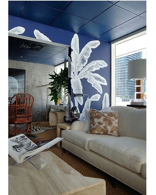 CASACOR Miami: o papel de parede com pinceladas espessas chama a atenção no Palm Beach Homestyle de Alberto Salaberri. CASACOR Miami: o papel de parede com pinceladas espessas chama a atenção no Palm Beach Homestyle de Alberto Salaberri.