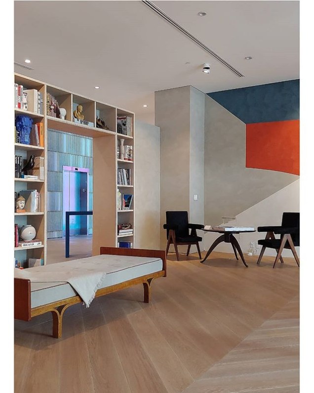 CASACOR Miami: o espaço batizado de O Escritório do Arquiteto é uma homenagem a Le Corbusier. Projeto do Studio D'Apostrophe Design, com peças originais do arquiteto franco-suíço. Foto feita com o celular LG G7THINQ. CASACOR Miami: o espaço batizado de O Escritório do Arquiteto é uma homenagem a Le Corbusier. Projeto do Studio D'Apostrophe Design, com peças originais do arquiteto franco-suíço. Foto feita com o celular LG G7THINQ.