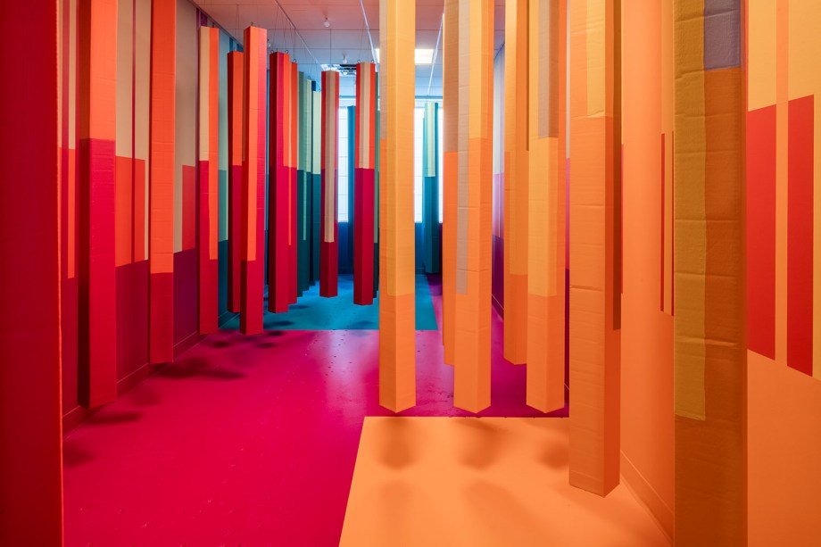 Hidden Color por Christian Feneck. O artista nativo de Massachusetts apresenta uma instalação imersiva onde o uso de uma série de tons verdes, combinados com sons naturais, evoca tranquilidade no visitante. “Eu permito que cada elemento influencie o próximo sem deixar noções preconcebidas do resultado que dita o design ”, explica Feneck.